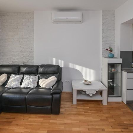 Apartment Center Ana Novalja Exterior photo
